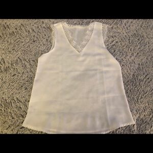 white flowy tank top lace around neck and sleeves